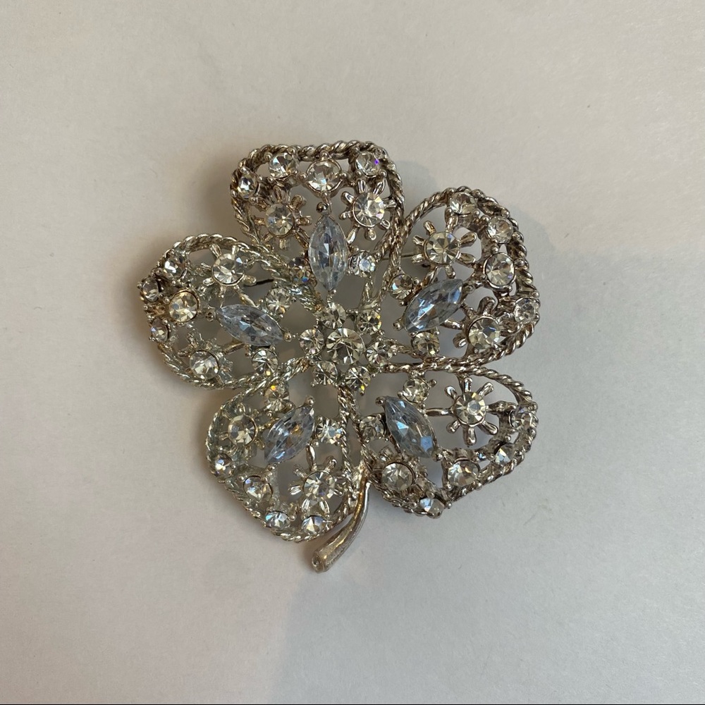Vintage Silver tone clover flower rhinestone‎ brooch lapel pin